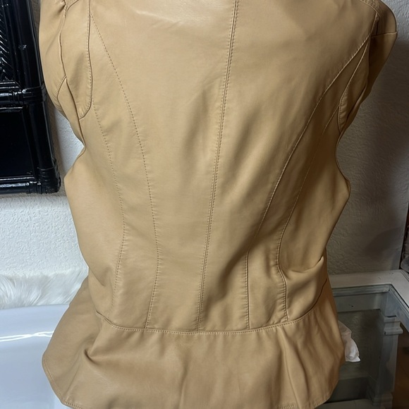 VEGAN LEATHER RUFFLED PEPLUM CAMEL COLORED MOTO STYLE JACKET - Picture 6 of 12